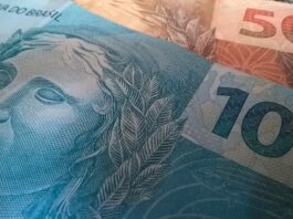 nota de 100 e 10 reais