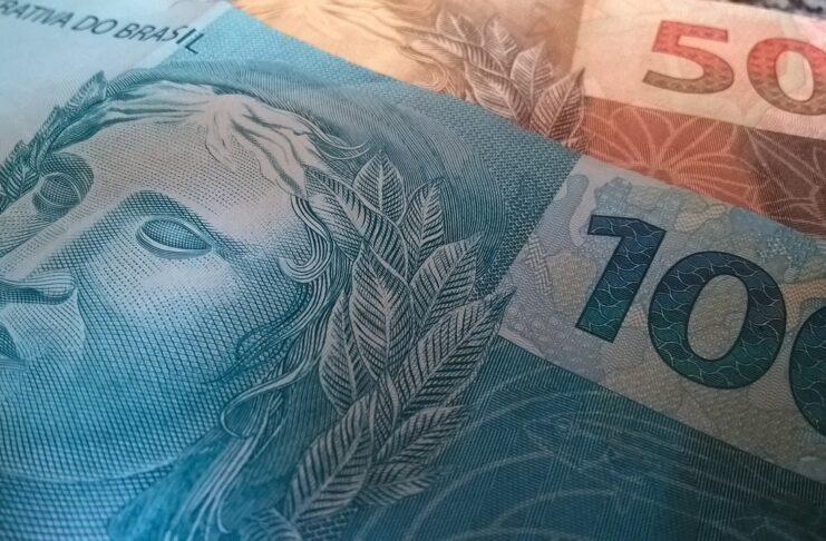 nota de 100 e 10 reais